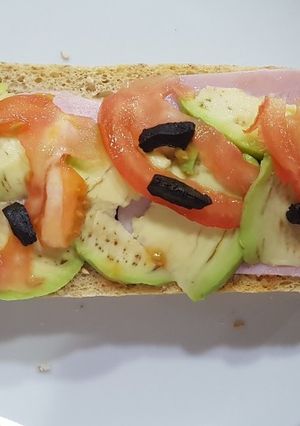 Una foto de Tostada aguacate, pechuga de pavo, ajo negro