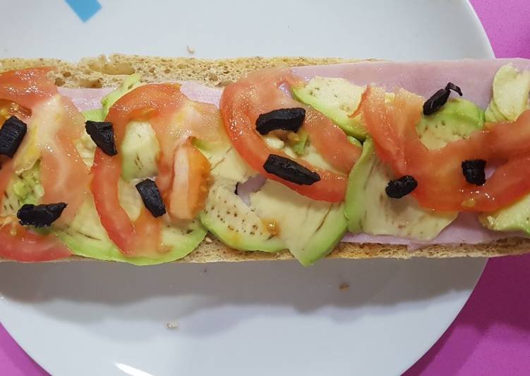 Tostada aguacate, pechuga de pavo, ajo negro