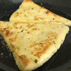 A picture of Garlic Naan.