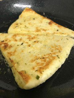 A picture of Garlic Naan.