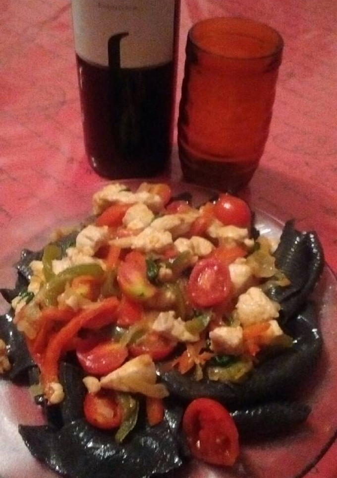 Una foto de Pasta seca con tinta de calamar y verduras salteadas