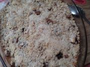Una foto de crumble súper fácil de pera