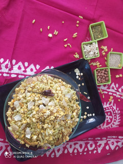 ધાણી મમરા નો ચેવડો (Dhani Mamra Chevdo Recipe In Gujarati) રેસીપી મુખ્ય ફોટો
