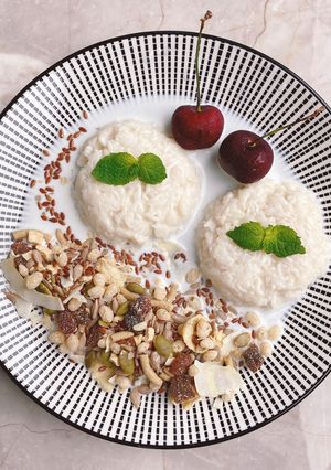 รูปของ Fruit & seeds in snow land 🌸 ❄️ / ข้าวหมากนมสดมูสลี🍷 🥛 🌾 🍒