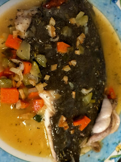 Una foto de Rodaballo con verduras