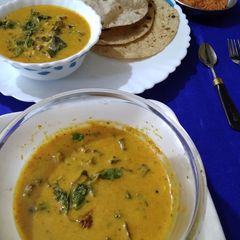 A picture of Bhindi garlic kadhi.