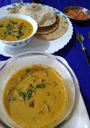A picture of Bhindi garlic kadhi.