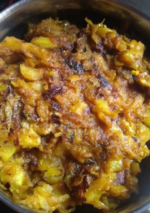 A picture of Cabbage Potato curry (bandhakopir ghonto).