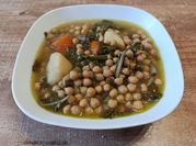 Una foto de garbanzos con acelgas
