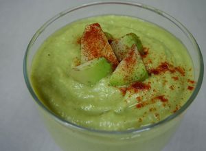 Foto principal de Crema de aguacate, calabacín y spirulina