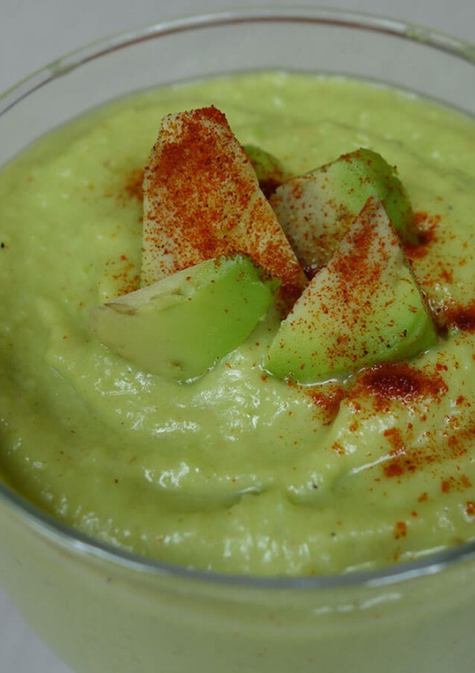 Una foto de Crema de aguacate, calabacín y spirulina