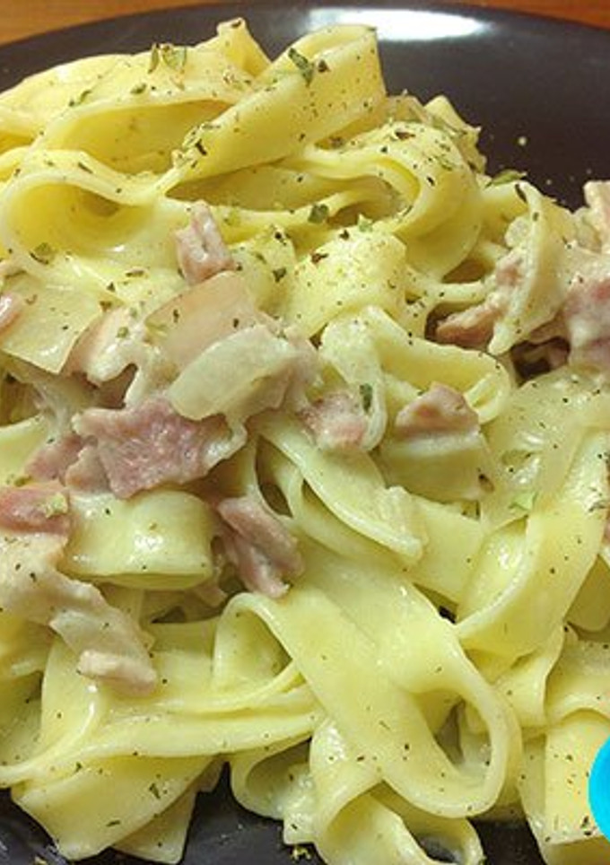Una foto de Fettuccine a la carbonara