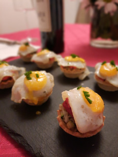 Una foto de Pintxos : tartaletas de huevos de codorniz con verduras