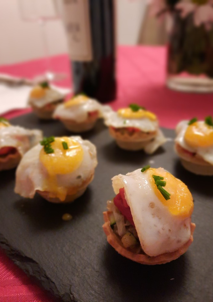 Una foto de Pintxos : tartaletas de huevos de codorniz con verduras