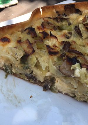 Una foto de Tarta de puerro, cebolla y hongos