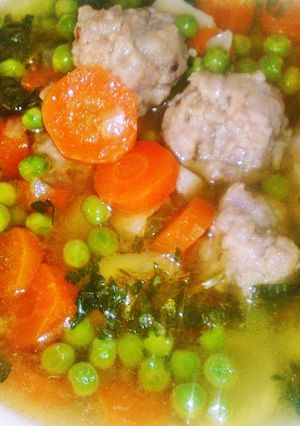 Cukorborsó zöldségleves bárányhúsgombóccal, édesköménnyel és pecorino sajttal recept fotója