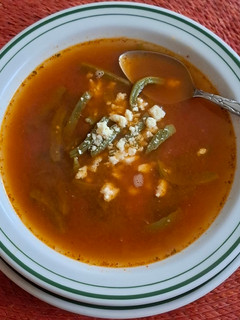 Una foto de Sopa de nopales con chile guajillo