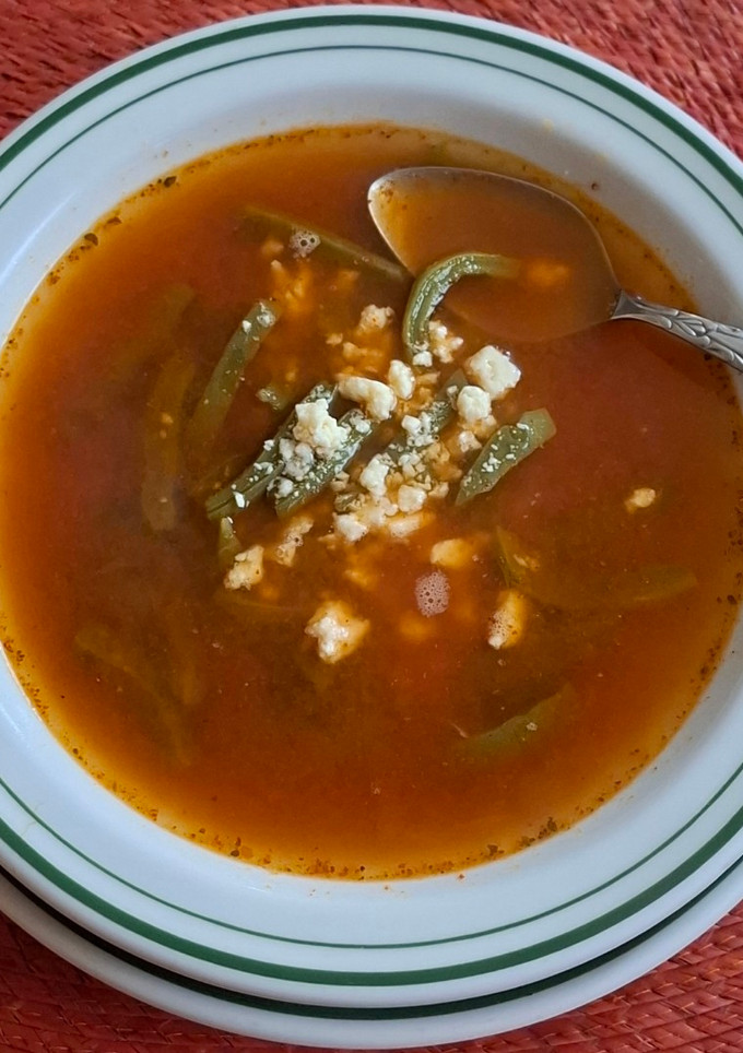 Una foto de Sopa de nopales con chile guajillo