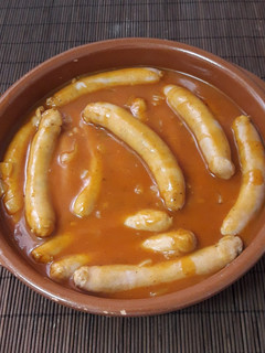 Una foto de Salchichas en salsa de tomate
