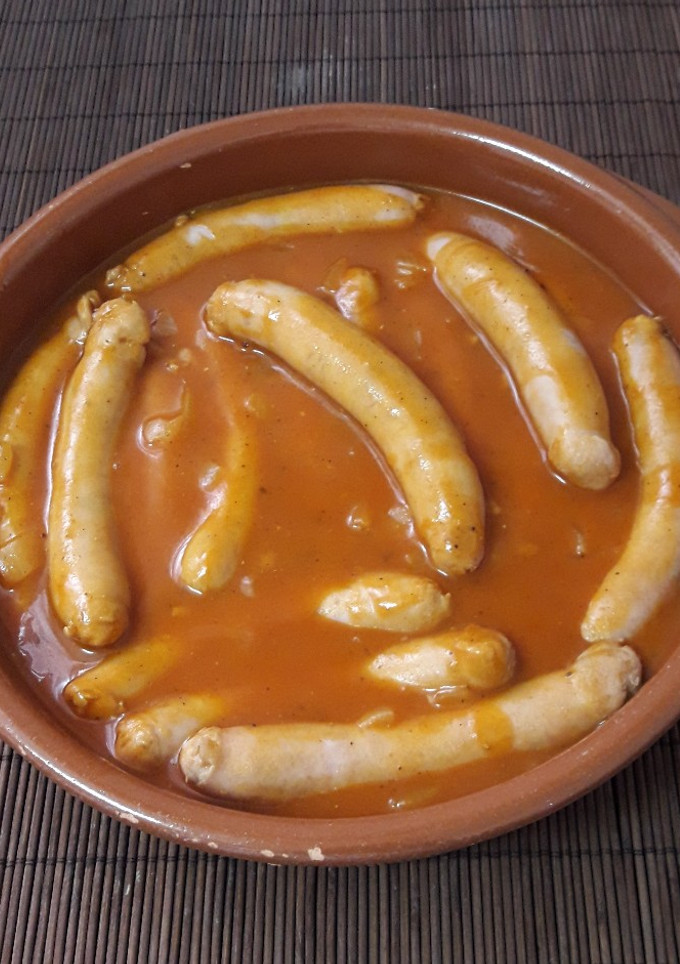 Una foto de Salchichas en salsa de tomate