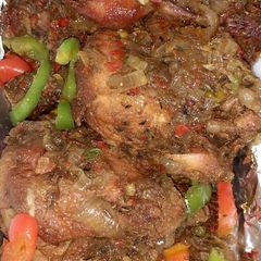A picture of Garnished peppered chicken.