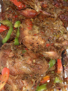 A picture of Garnished peppered chicken.