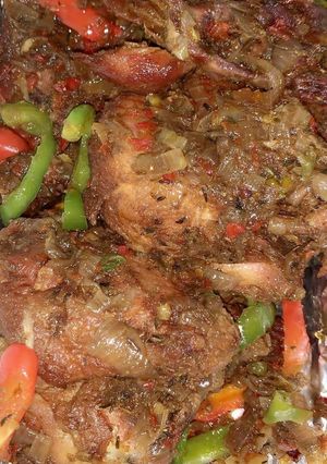A picture of Garnished peppered chicken.