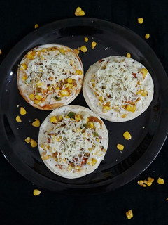 મીની પીઝા (Mini Pizza Recipe In Gujarati) રેસીપી મુખ્ય ફોટો