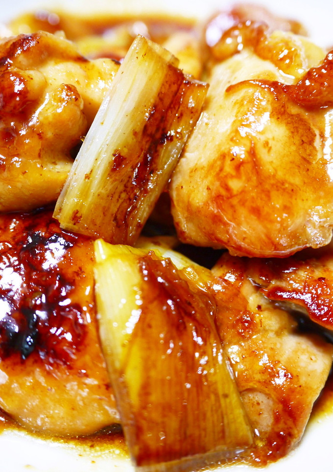 A picture of ★Lazy Yakitori★ No Skewers! Chicken Thighs and Scallions.