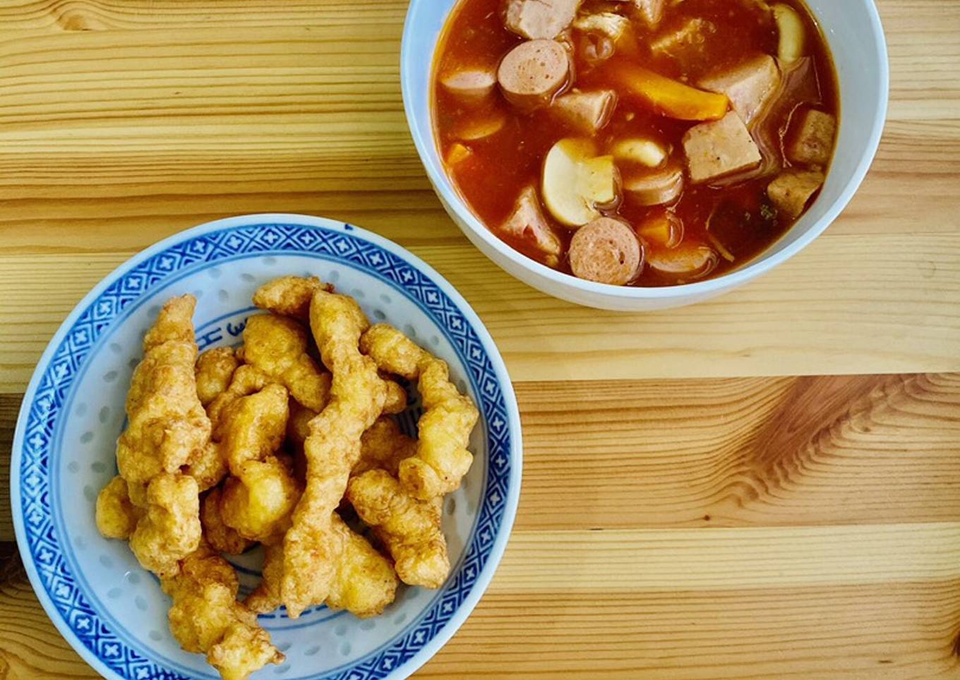 Sup merah plus gorengan udang