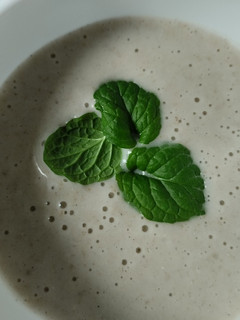 Una foto de Salsa de berenjena con yogur natural🥛🍆🧄