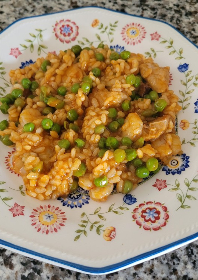 Una foto de Paella de aprovechamiento, con salsas de conservas