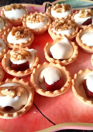 Una foto de Tartaletas de crema de queso, membrillo y nueces
