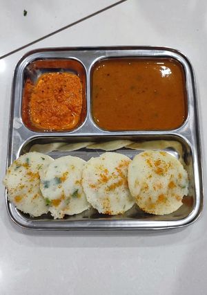 વેજીટેબલ રવા ઈડલી (Vegetable Rava Idli Recipe In Gujarati) રેસીપી મુખ્ય ફોટો