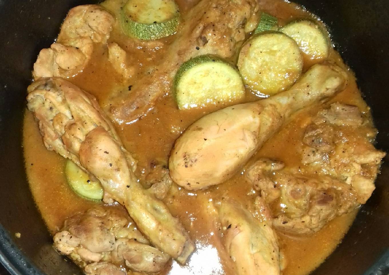 Pollo en salsa y calabacitas