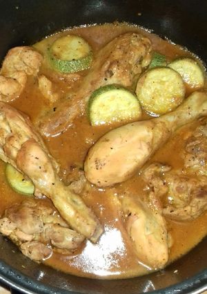 Una foto de Pollo en salsa y calabacitas