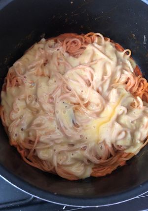 Una foto de Espagueti rojo con queso