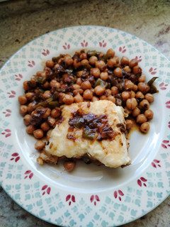 Una foto de Bacalao skrei con garbanzos