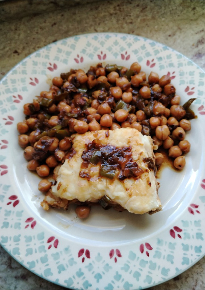 Una foto de Bacalao skrei con garbanzos