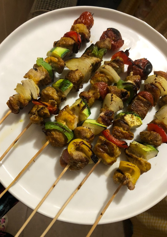 Una foto de 🍢Brochetas de cerdo aliñado y verduras 🍢