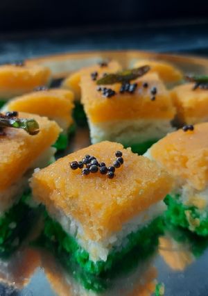 तिरंगा ढोकला (Tiranga Dhokla recipe in hindi) रेसिपी मुख्य फोटो