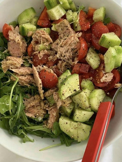 Una foto de Ensalada de rúcula, pepino, cherrys y atún 🥗