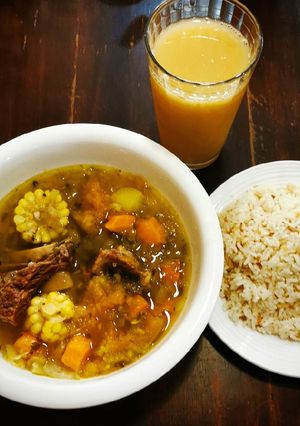 Una foto de Sopón de Costilla de Res, Arroz tostado y Horchata de Piña