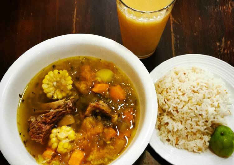 Sopón de Costilla de Res, Arroz tostado y Horchata de Piña