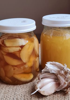 Una foto de Ajos fermentados en miel de abejas sin pasteurizar 🍯 🐝🐝🐝🧄Miel al ajo 🧄🐝🍯🍯