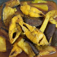 A picture of Ilish  fish curry.