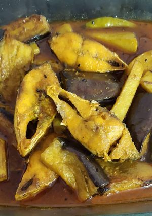 A picture of Ilish  fish curry.