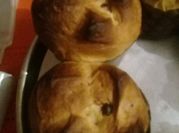 Una foto de pan de nuez y naranja