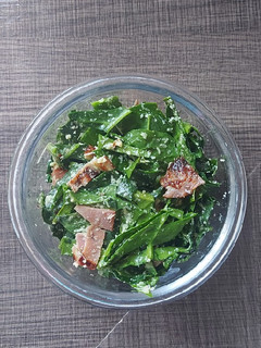 Una foto de Ensalada de espinaca y tocineta