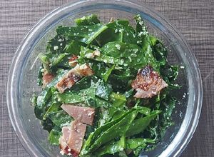 Una foto de Ensalada de espinaca y tocineta